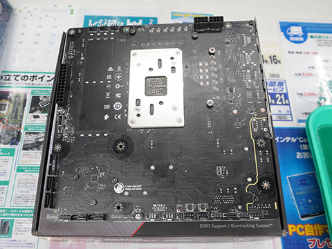 MSIの背面コネクタ採用マザーが2モデル発売、面倒なケーブル管理の問題