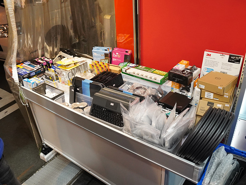 1階、周辺機器のワゴンセール