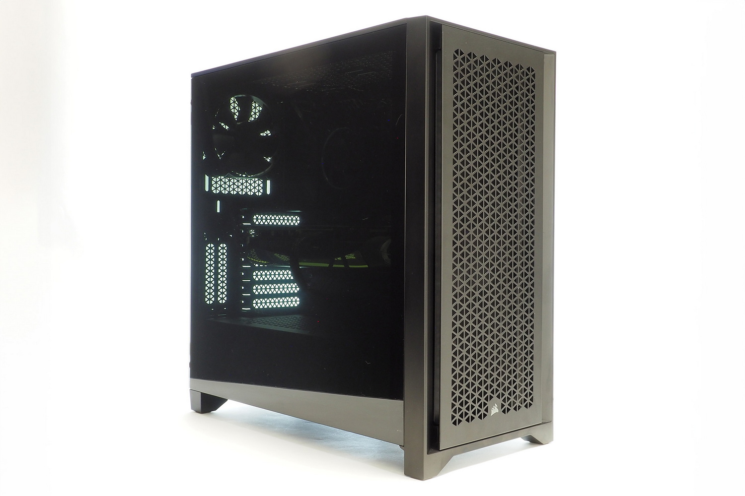 PCパーツを組み込んで完成させた自作PC