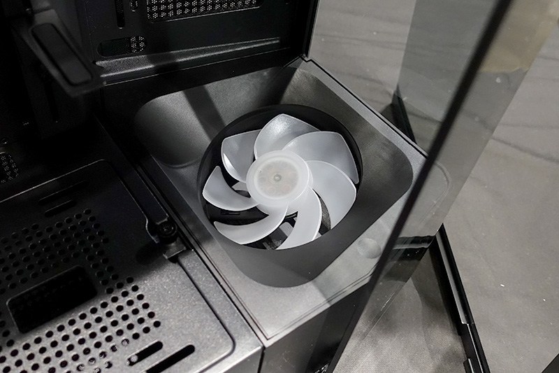 フロント底面ファンを別売のLEDターンテーブルに換装できる