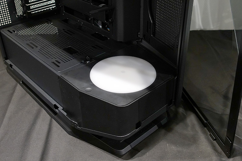 フロント底面ファンを別売のLEDターンテーブルに換装できる