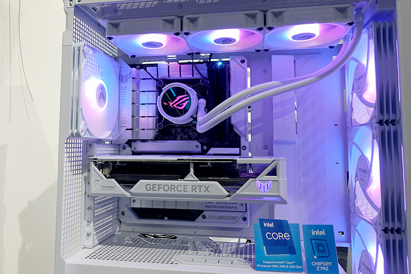 26日（金）に行われていた上岡氏による組み立ての様子と完成品