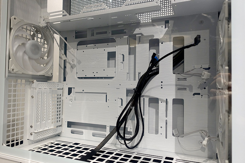 InWin F5（想定売価23,850円～26,980円）