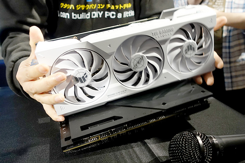 ブラケット方向や垂直方向に引いてもラッチは外れない