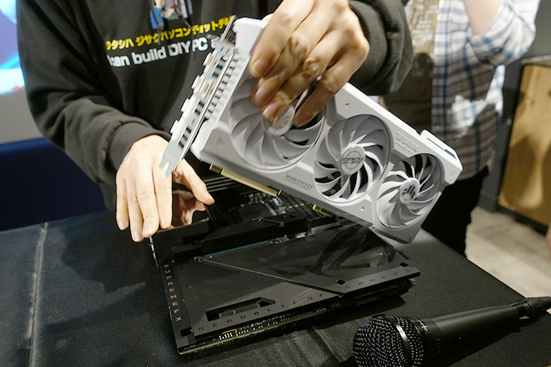 後ろ側に引くと外れる