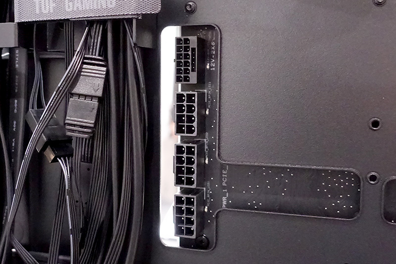 TUF GAMING Z790-BTF WIFIには16ピン(12V-2x6)のほか、後方互換性確保のためPCIe 8ピン×3も用意されていた