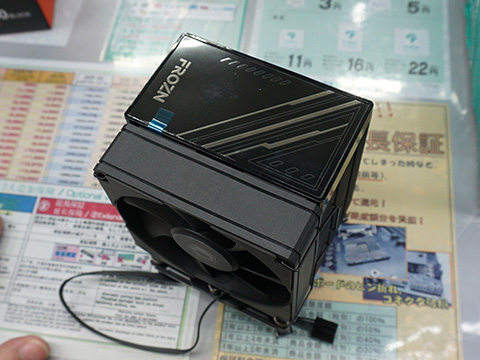 高さ123mmの真っ黒なCPUクーラー「FROZN-A400-BLACK」がID-COOLINGから