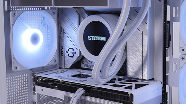 MSIのピラーレスケースで究極の裏配線、美しいゲーミングPC「STORM 幻