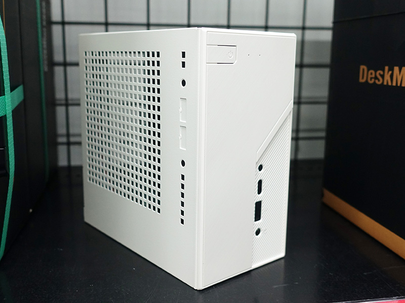 「DeskMini X600」と「DeskMini B760」のホワイトモデル(モック展示)