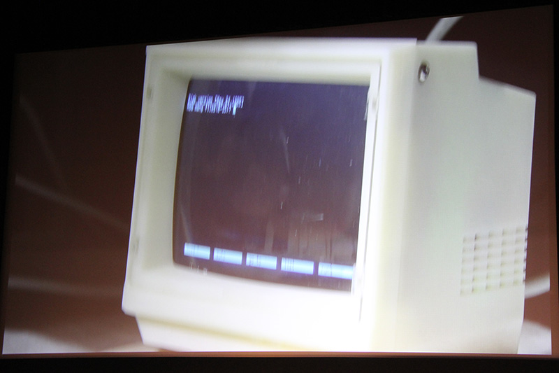 見づらくて申し訳ないが、『PasocomMini PC-8801mkIISR』に合わせたサイズのモニタには「Disk version [May 24,1985]」と、その下には「How many files(0-15)?」と出ている。これは、実機にN88-DISK BASICのフロッピーディスクを挿入して起動した時と同じ挙動だ。