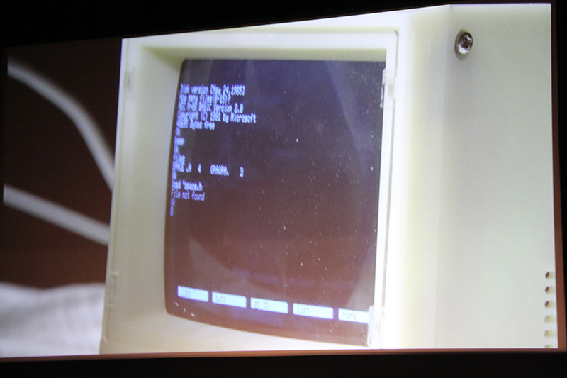 小さくて見づらいのだが、「files」と入力して、フロッピーディスク内に保存されているファイルを表示させ、その後にload命令でプログラムをロードしている。この写真ではファイル名を小文字にしたため「File noto found」エラーが表示されているが、この後に大文字でファイル名を入力し直し、問題なく演奏が開始された。