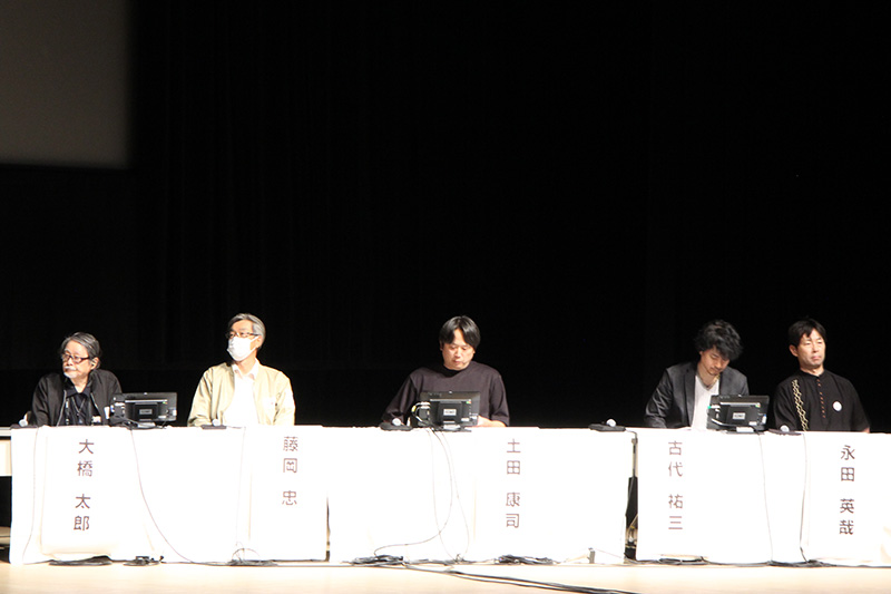 5人が登壇したものの、椅子が無いために座れないというハプニングが起きて、会場は思わず笑いの渦に。その後は問題なくイベントが進行していった。