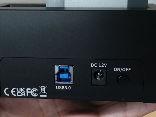 今まで無かった？SASドライブ対応の“お立ち台”型HDDスタンドが入荷