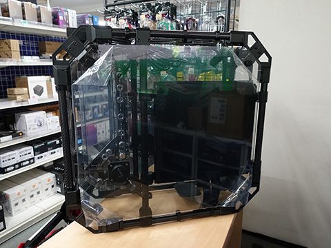 カーボンファイバー仕様の本格水冷用オープンフレームケース「Apex Pro