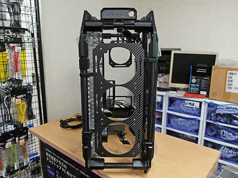 カーボンファイバー仕様の本格水冷用オープンフレームケース「Apex Pro