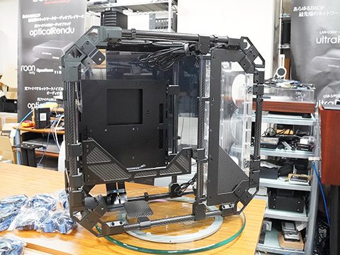 A45 オープンフレーム型PCケース カーボンファイバー仕様の本格水冷用オープンフレームケース「Apex Pro