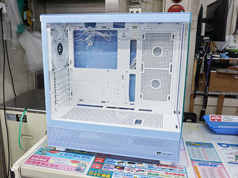 ThermaltakeのピラーレスPCケース「View 270 TG ARGB」が発売、カラー