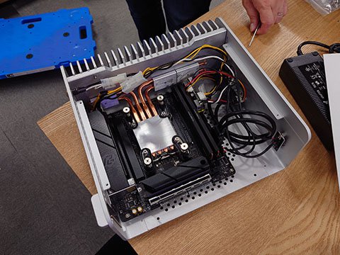 Streacom FC8 Alpha 完全ファンレスケース BDドライブ付き Skylakeにも対応したファンレスMini-ITXケース「FC8 Alpha」が