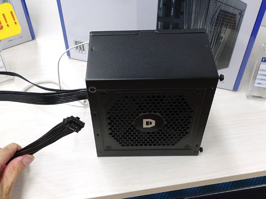 ドスパラセレクト」電源にAC電源ケーブルまで白い新モデル