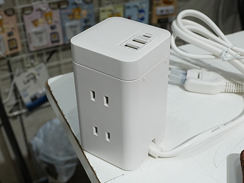 横置き・縦置き対応のタワー型の6口OAタップ、USBポートもあり - AKIBA