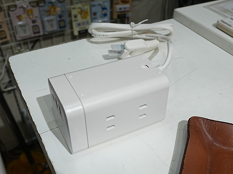 横置き・縦置き対応のタワー型の6口OAタップ、USBポートもあり - AKIBA