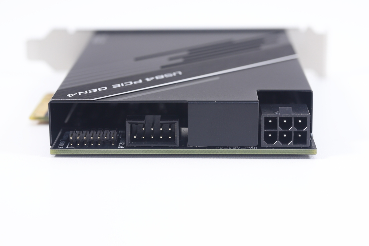 カード後部の内部接続用コネクター。電源供給用のPCIe 6ピンと、マザーボード接続用の14-1ピンUSB4とUSB 2.0