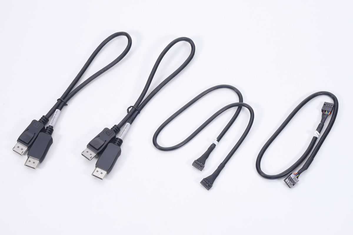 付属のケーブル。映像入力用のDisplayPort 1.4(2本)と、マザーボード接続用の14-1ピンUSB4とUSB 2.0