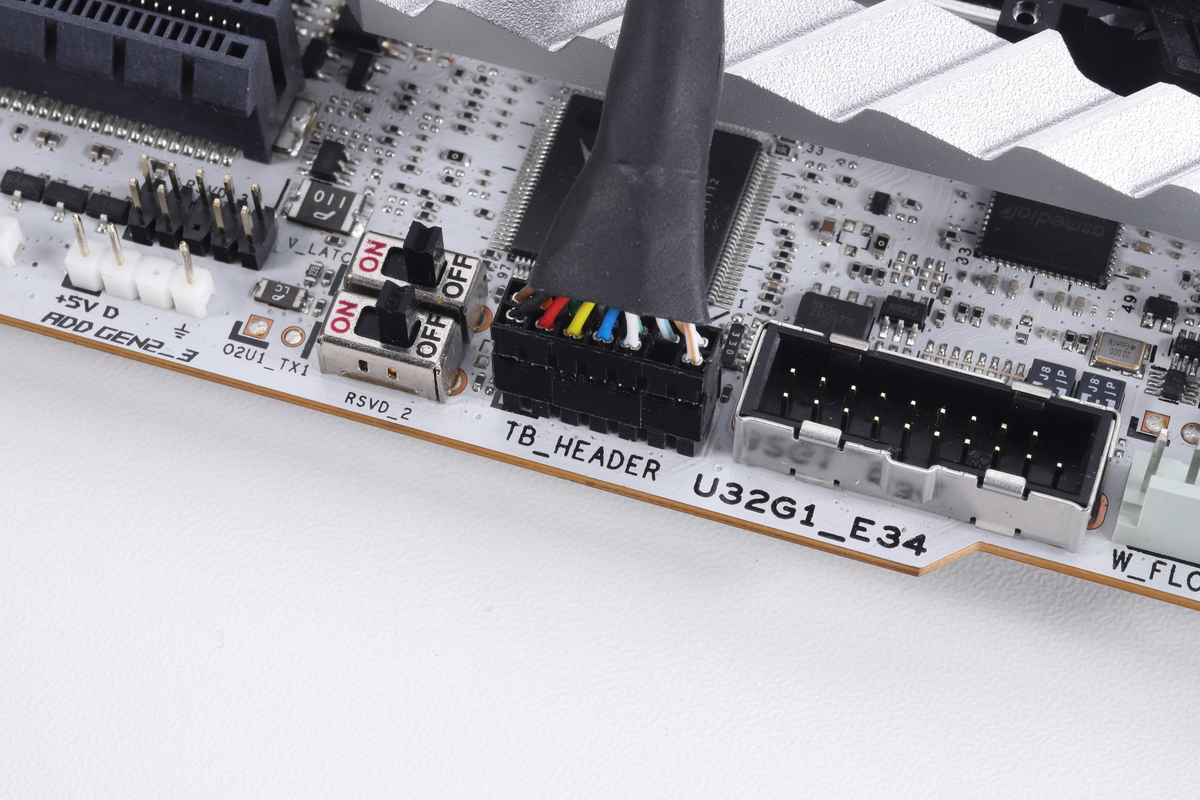 14-1ピンUSB4ケーブルは、マザーボード上のUSB4ヘッダーに接続