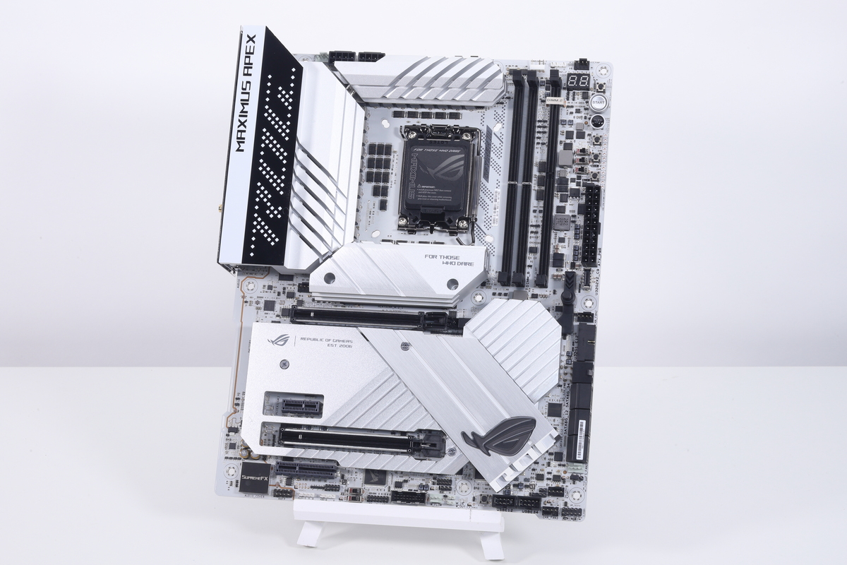 USB4 PCIE GEN4 CARD対応BIOSが提供されているASUSのマザーボード「ROG MAXIMUS Z790 APEX」