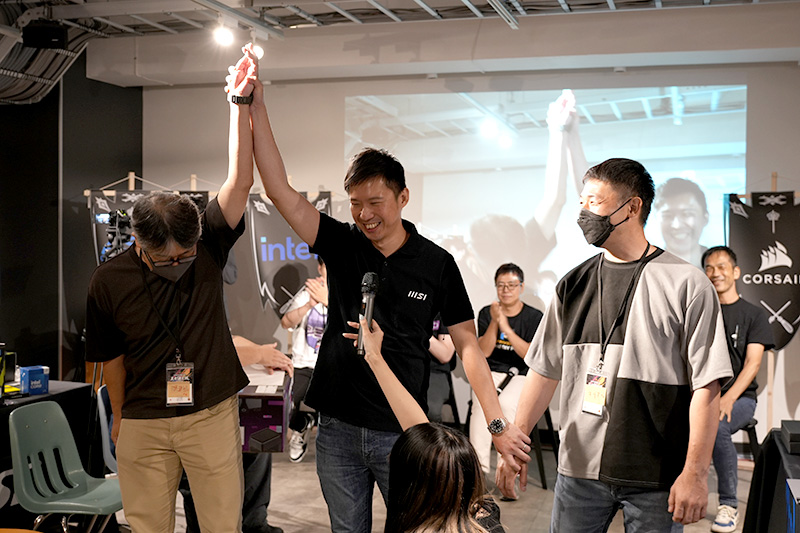 優勝したナヨシさん（左）、エムエスアイコンピュータージャパン株式会社代表取締役社長 Ricky Chiang氏（中央）、準優勝のマリアさん