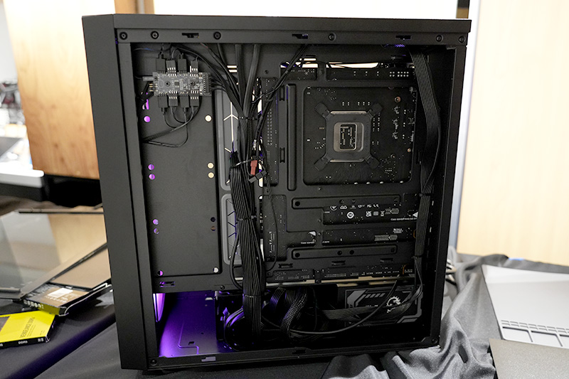 いずれのマシンも配線やクーラーのロゴの向きまで考慮された完成度