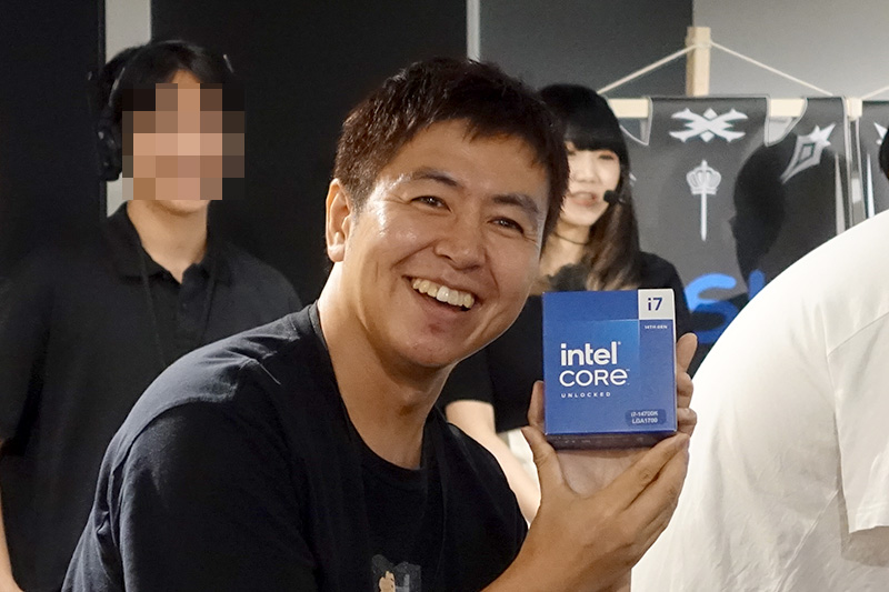 序盤はパーツをカメラにアピールするなど余裕を見せるシーンもあったが……