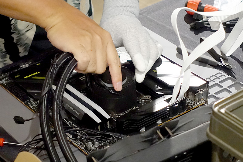 工程が進むにつれ全員黙々と作業を進める展開に