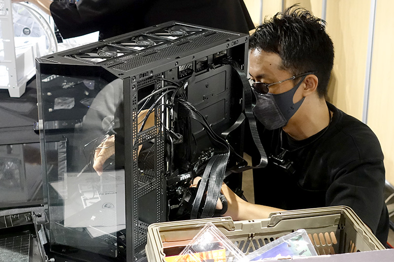 マザーボードには背面コネクタのモデルが選ばれることも