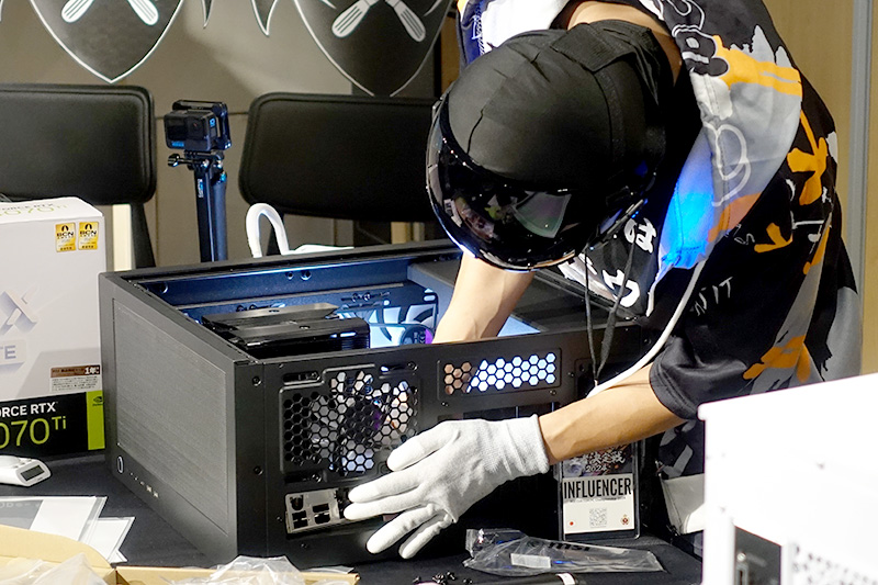 ヘルメットの視界不良が影響したのか、シュラウド氏はマザーボードのバックパネル取り付けを見逃す痛恨のミス