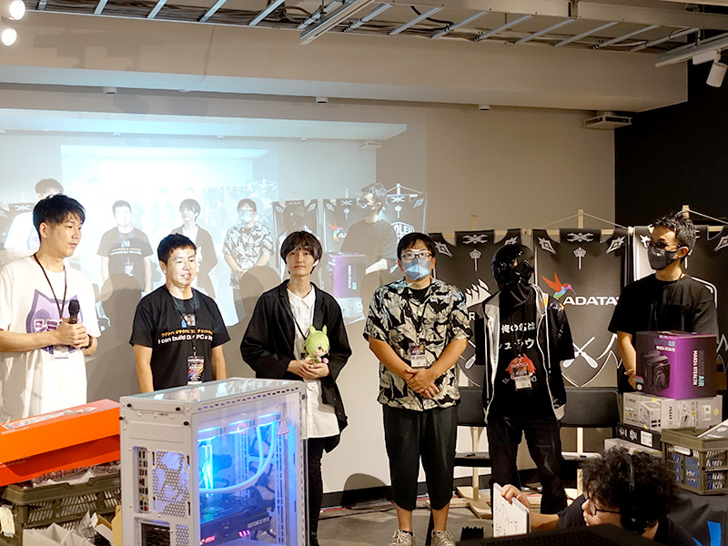 左から<a href="https://www.youtube.com/@Shimizu_OC/">清水貴裕氏</a>、<a href="https://x.com/akiba_ten_M">モリケン</a>こと森田健介氏、<a href="https://www.youtube.com/@HolyNezumi/">At.Holyネズミ氏</a>、<a href="https://www.youtube.com/@KapiLab/">Kapi Lab.氏</a>、シュラウド氏(<a href="https://www.youtube.com/@syurarara/">@シュラララ!!</a>)、<a href="https://www.youtube.com/@sukecom/">すけこむ氏</a>