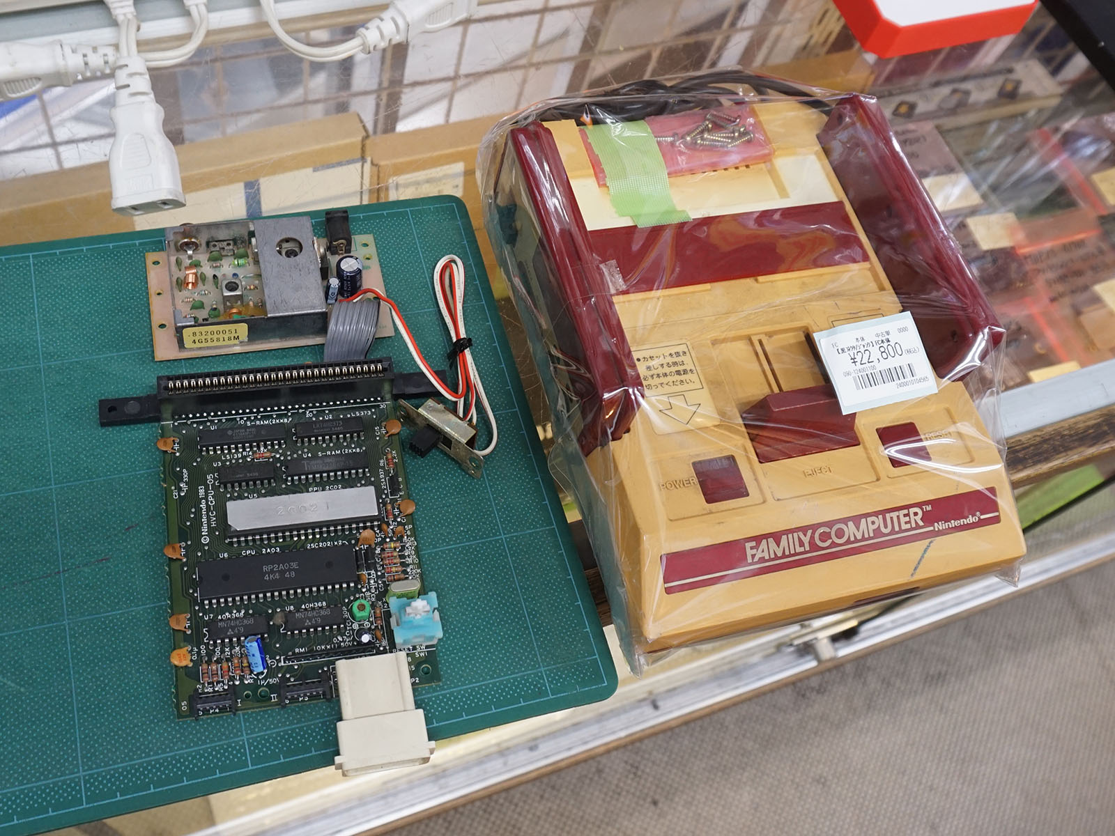 スロットの色が黒いファミリーコンピュータ(写真は本体から基板を取り出した状態)