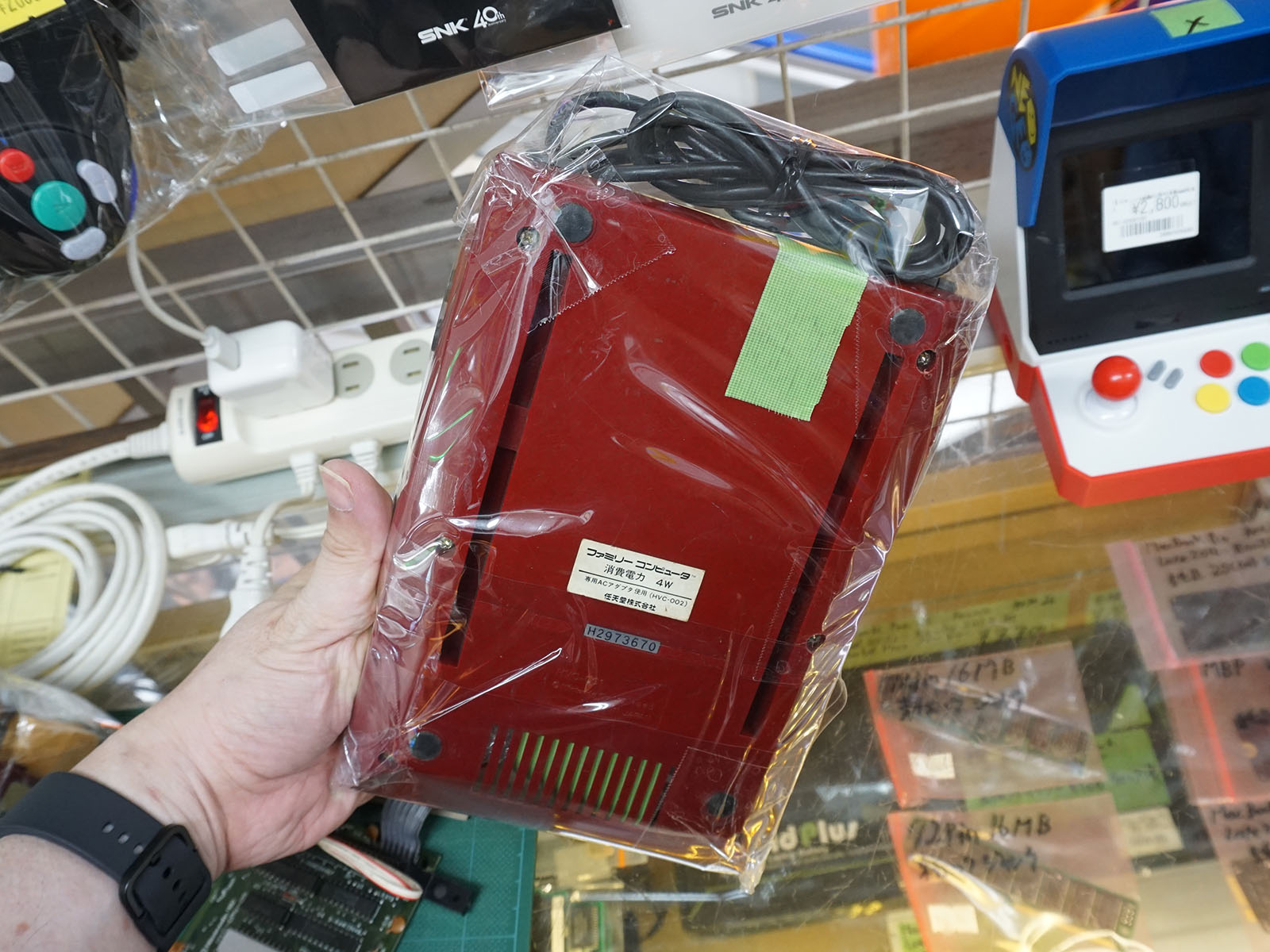 黒いスロットの本体裏面