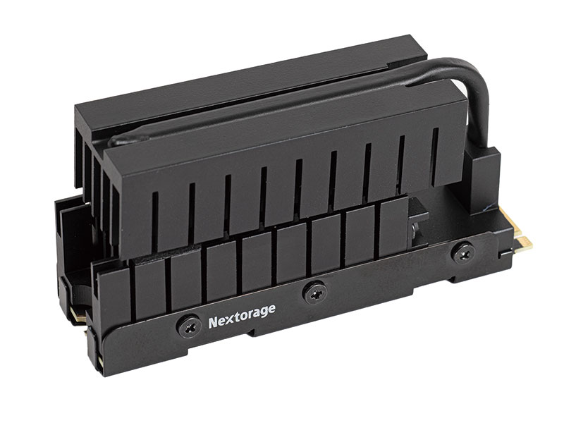 弊誌でも先行テストを行なったGen 5 SSD「Xシリーズ」。コントローラとNANDを分離して冷却するというこだわりのヒートシンクが特徴。開発設計が1拠点に集約されているからこその密な連係の成果だ