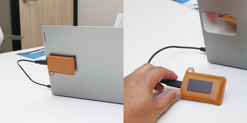 ノートPCの天板に付属ケースに入った状態でくっつけられている薄型コンパクトな外付けSSD「NX-P2SEシリーズ」。ケースと天板にマグネットと金属シートを貼り付けて着脱できるようにしてあるという。「DIYで作ってみました」とのことだが、これはマネしてみたい