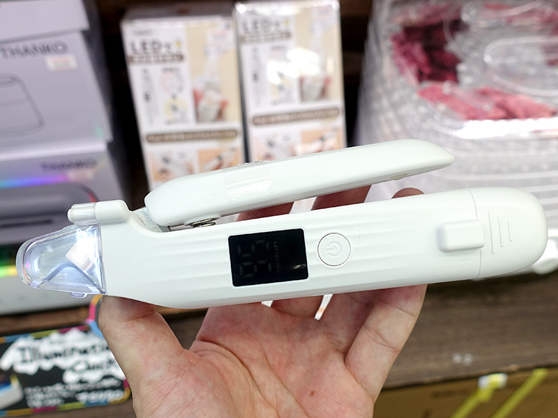 LEDで爪が見やすい『ペット用電動ヤスリ付き爪切り』