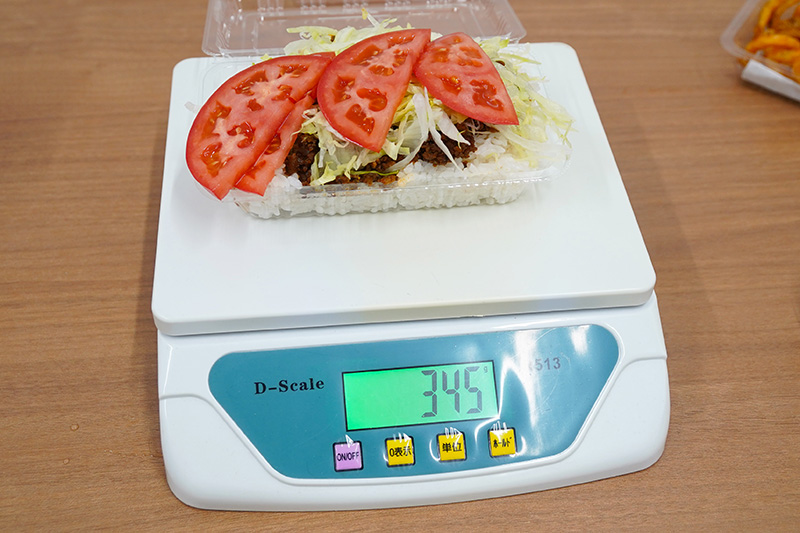全体重量は345gとハーフサイズながらもかなりヘビーです