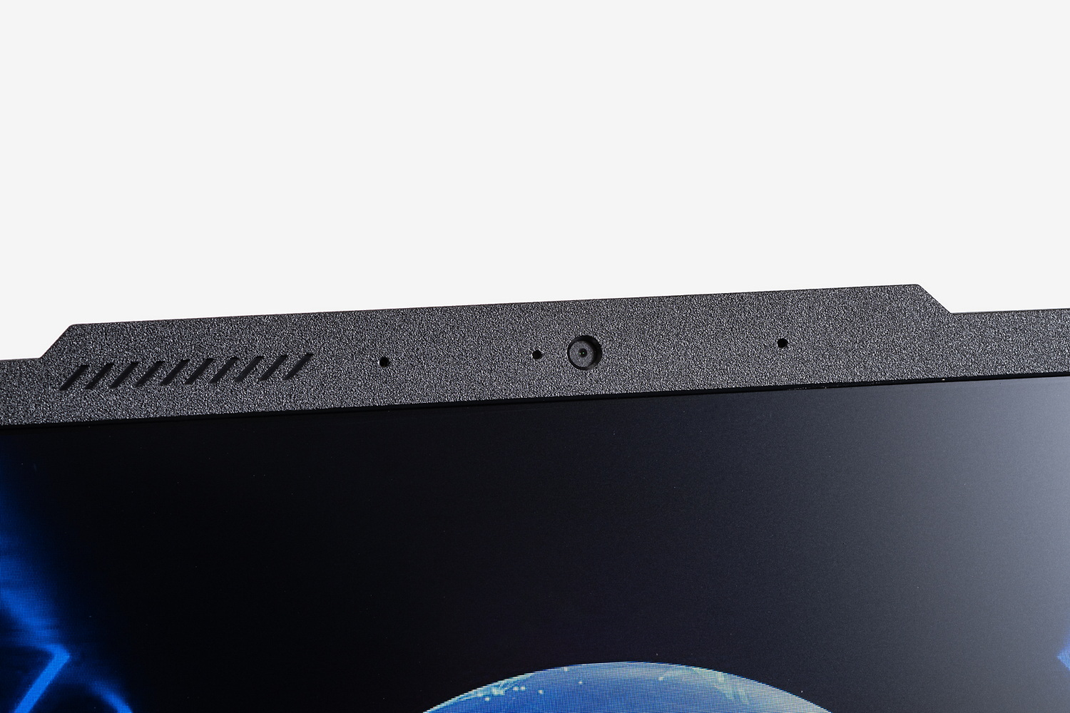 ディスプレイ上部には92万画素のWebカメラとマイクを内蔵する