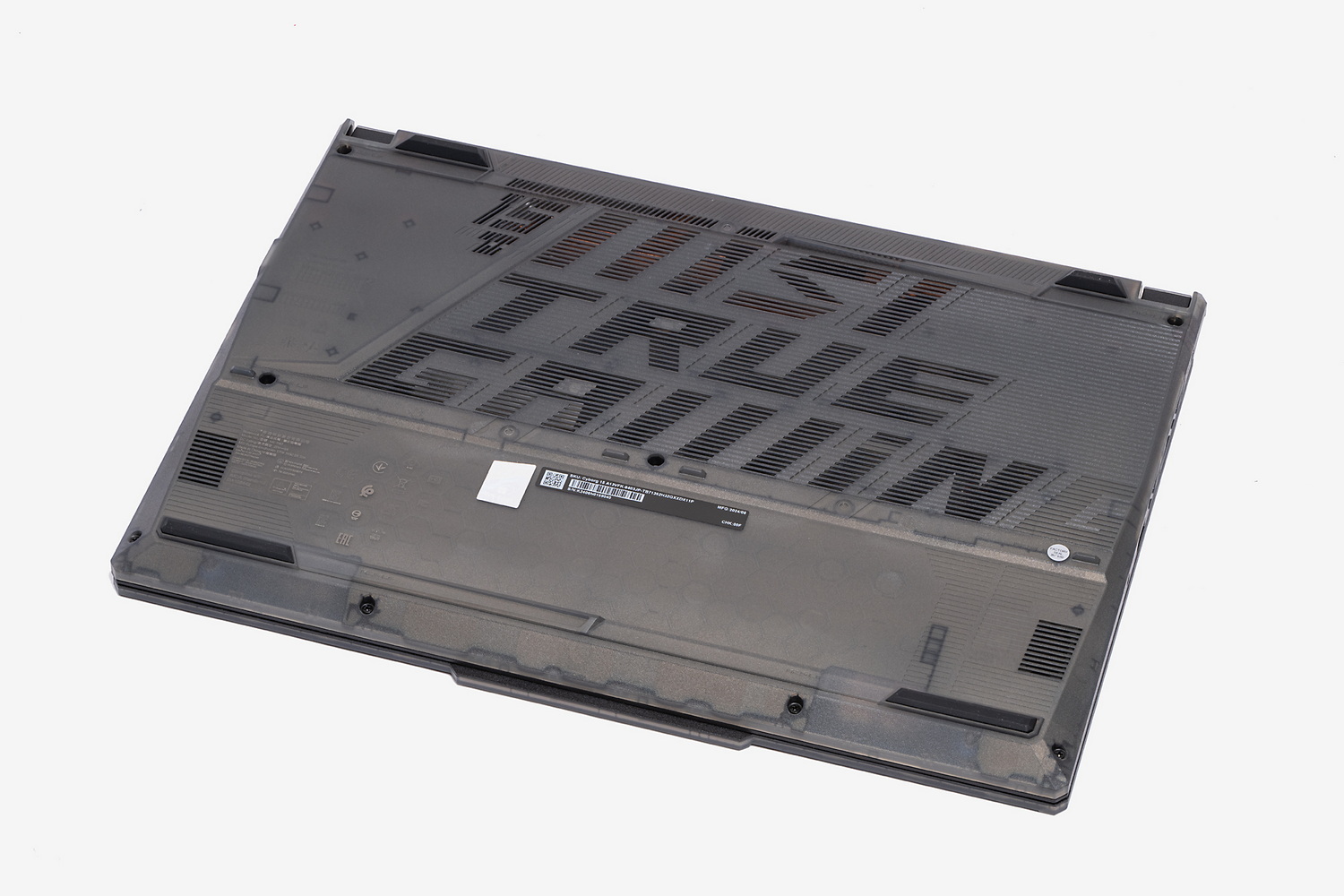 底面やヒンジ部などにスケルトンカバーを採用。うっすら内部が透けて見える、さりげなくもサイバーな雰囲気がカッコイイ