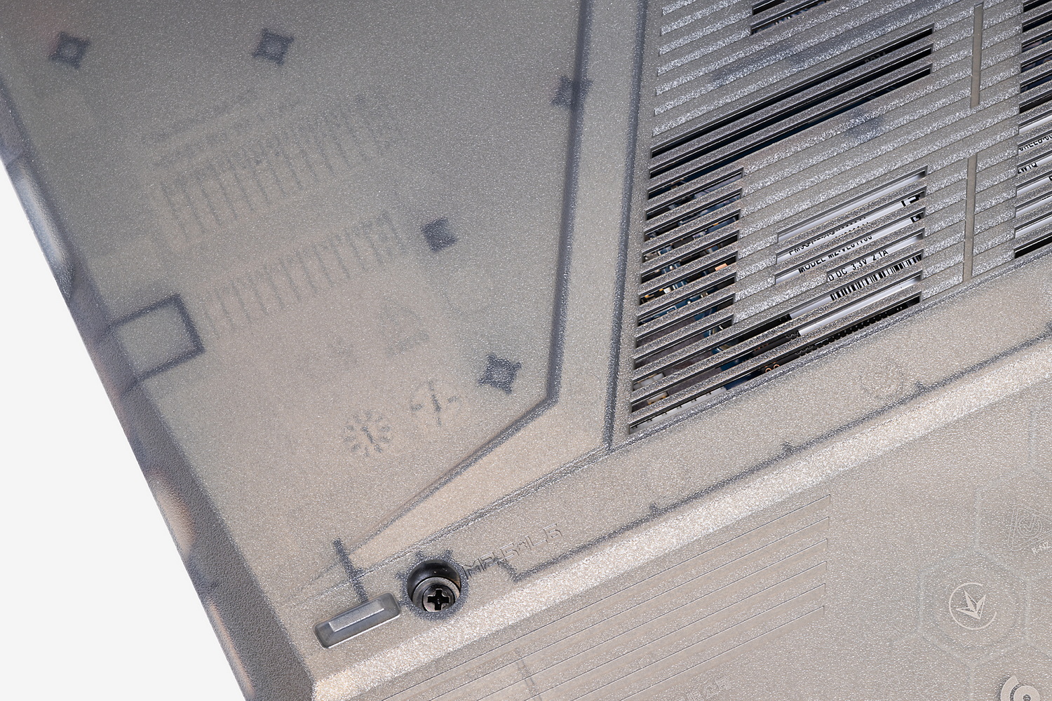 底面やヒンジ部などにスケルトンカバーを採用。うっすら内部が透けて見える、さりげなくもサイバーな雰囲気がカッコイイ