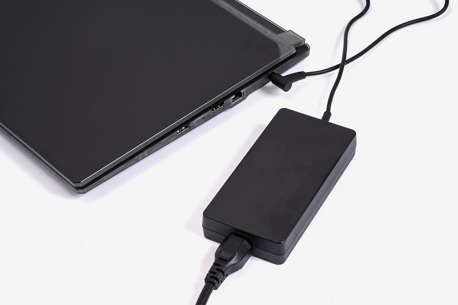 ACアダプターは120W出力と高性能なゲーミングノートPCとしては、それほど大きくないので比較的コンパクト