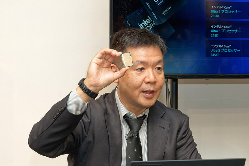 Core Ultra プロセッサー (シリーズ 2)を手にしたインテル株式会社 IA技術本部 部長 太田仁彦氏