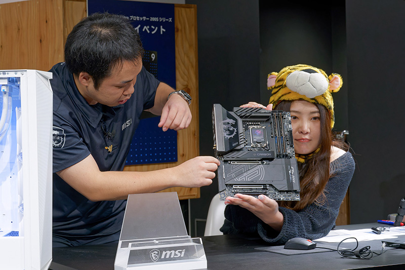 自社のマザーボードの特徴を改めて紹介するASUSの市川氏とMSIの中島氏