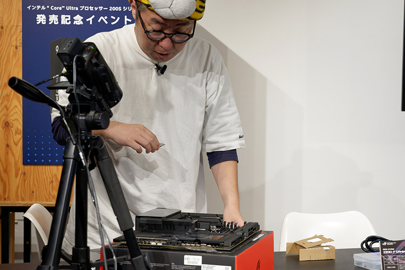 Core Ultra 7 265Kをソケットに差し込むジサトライッペイ氏