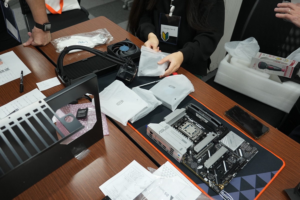 グループ毎にPCが起動するところまで組み立てを体験。初心者のユーザーに積極的に触ってもらえるよう。各グループ配慮しながら組み立てが行われれていたのは好印象でした。